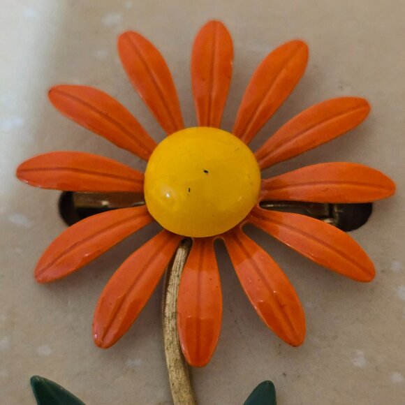 Vintage DuBarry Fifth Ave. Metal Enamel Daisy Flower Pin and Earrings 1960s - Picture 4 of 4